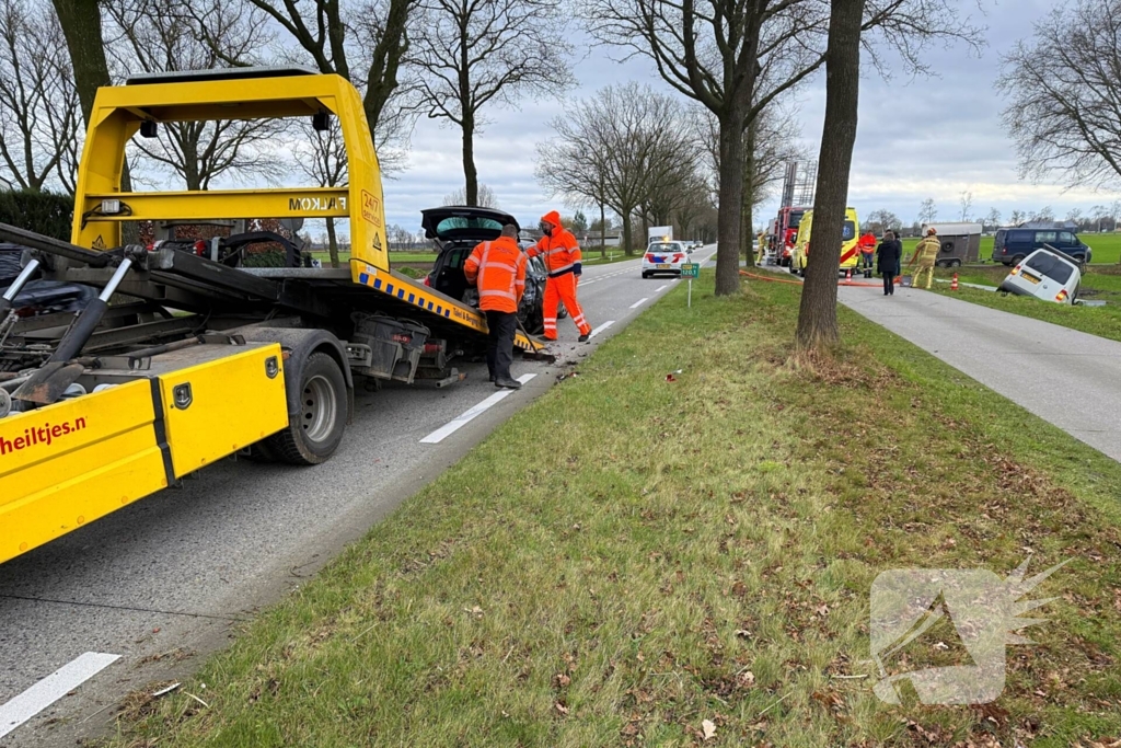 Bestelbus belandt in sloot na botsing