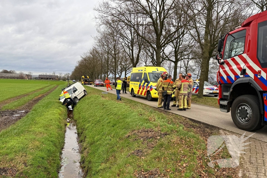 Bestelbus belandt in sloot na botsing