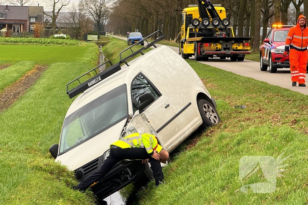 Bestelbus belandt in sloot na botsing