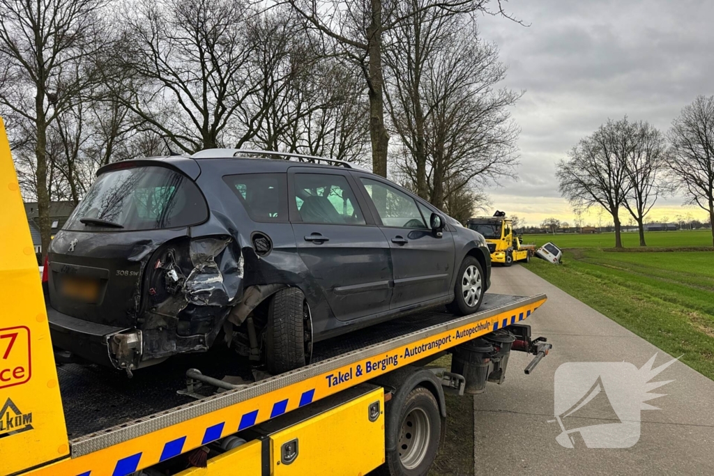 Bestelbus belandt in sloot na botsing