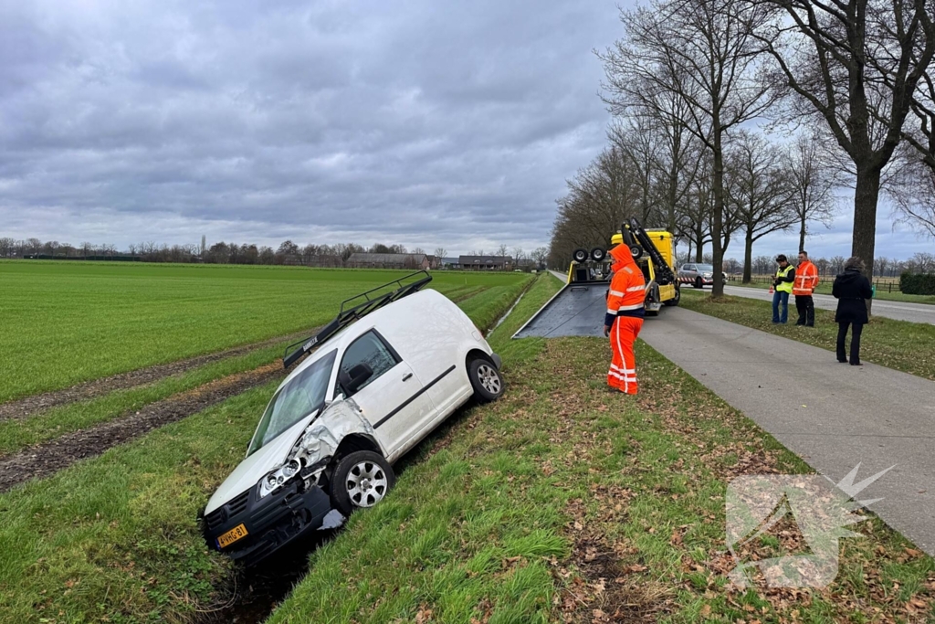 Bestelbus belandt in sloot na botsing