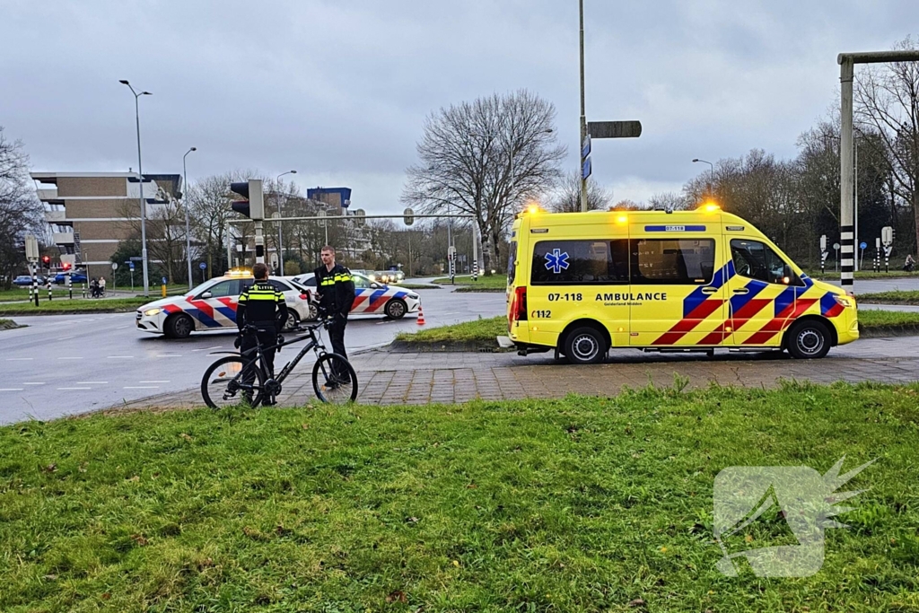 Bestelbus en mountainbiker botsen op elkaar