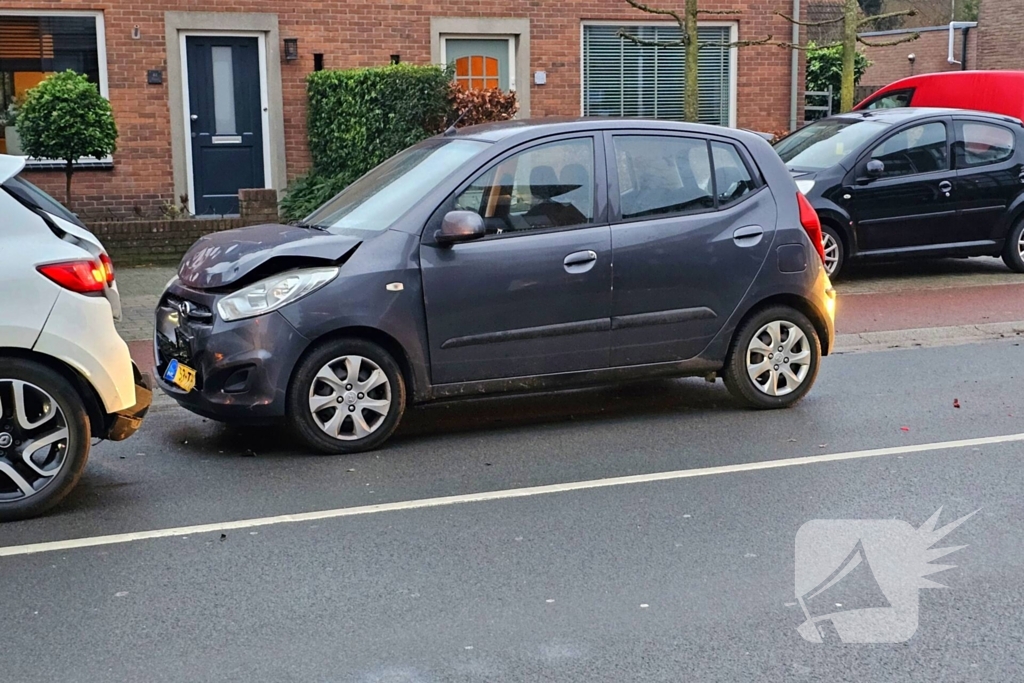 Flinke schade bij kettingbotsing met drie voertuigen