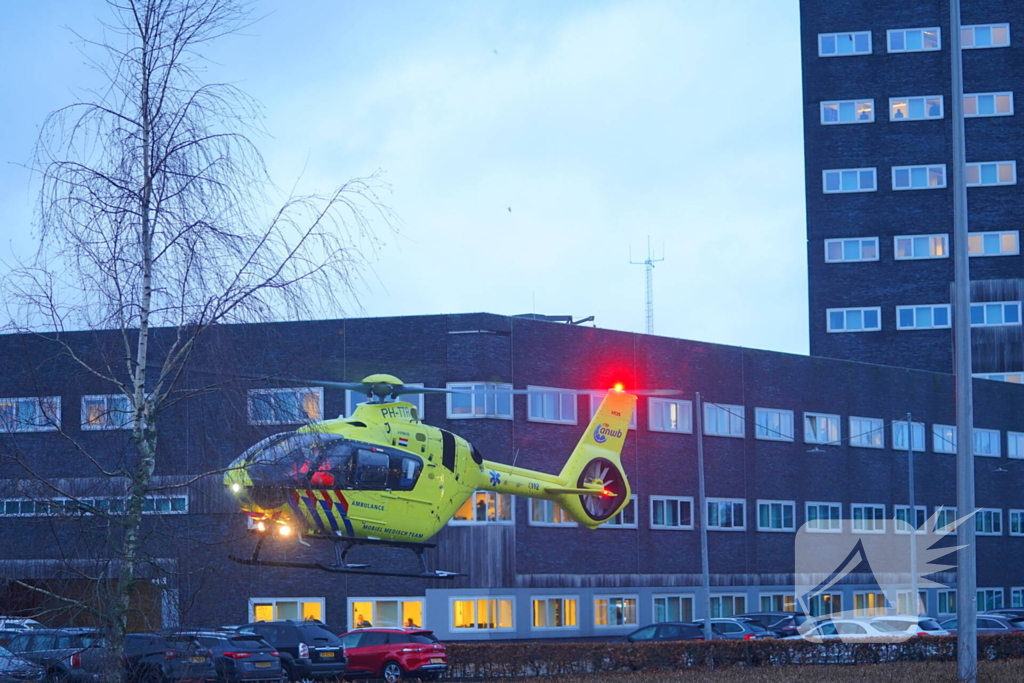 Automobilist botst bij wasstraat in wasbox tegen muur