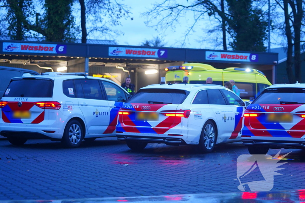 Automobilist botst bij wasstraat in wasbox tegen muur