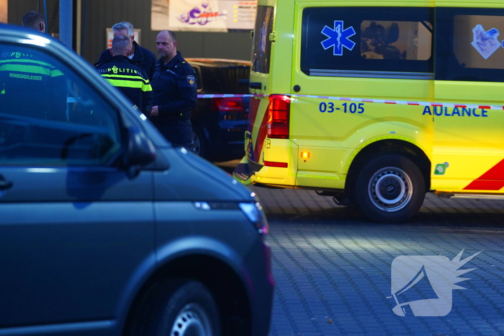 Automobilist botst bij wasstraat in wasbox tegen muur