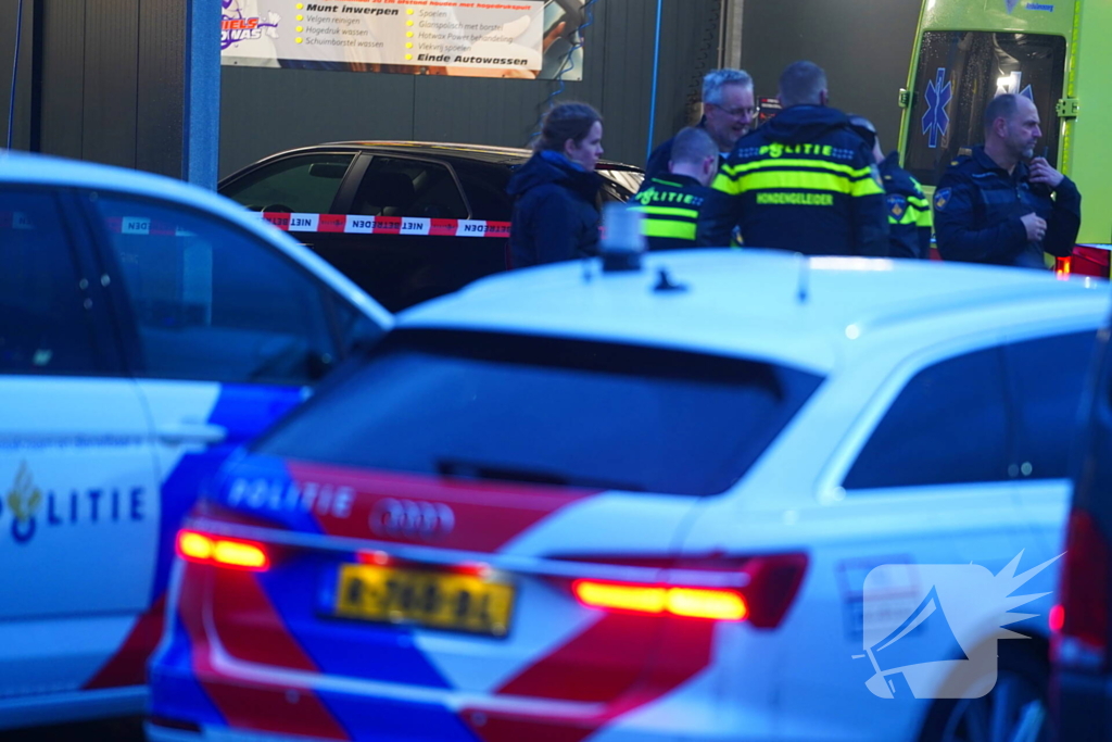 Automobilist botst bij wasstraat in wasbox tegen muur