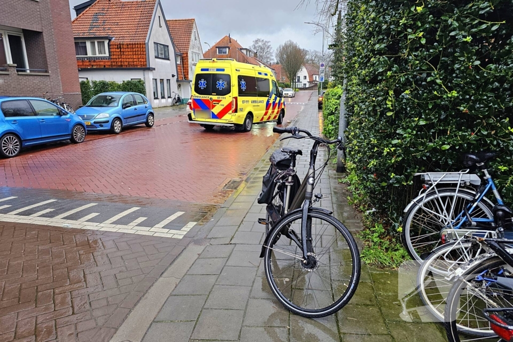 Fietser gewond naar ziekenhuis