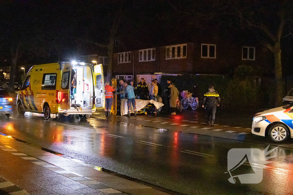 Voetganger zwaargewond bij botsing met bestelbus