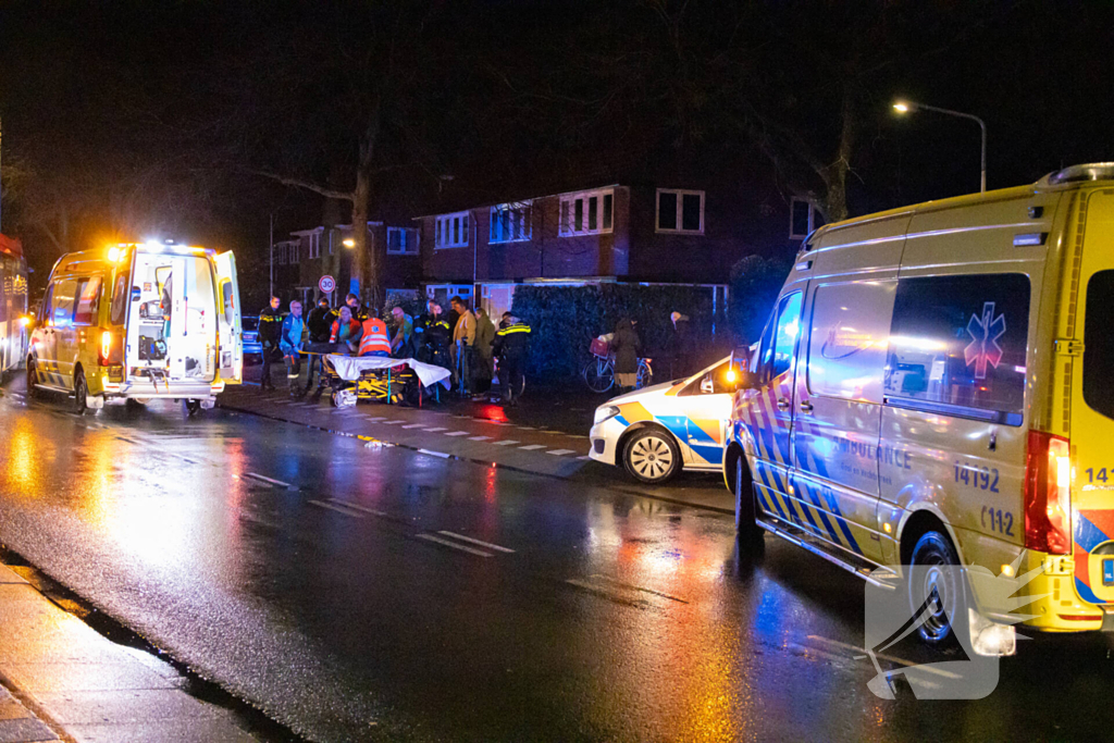 Voetganger zwaargewond bij botsing met bestelbus