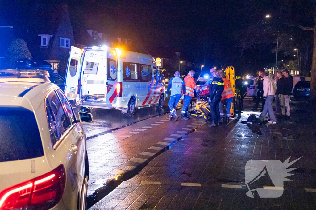 Voetganger zwaargewond bij botsing met bestelbus