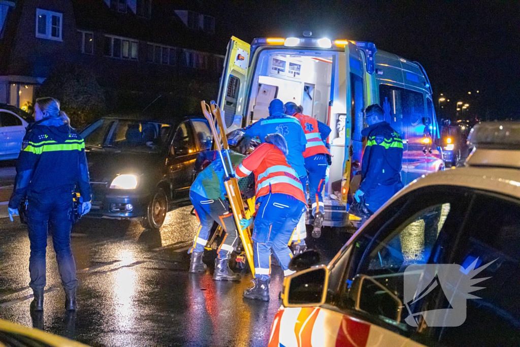 Voetganger zwaargewond bij botsing met bestelbus