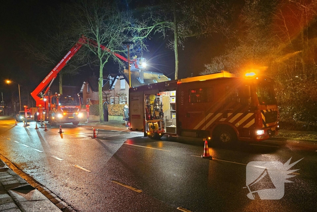 Brandweer blust brand in schoorsteen