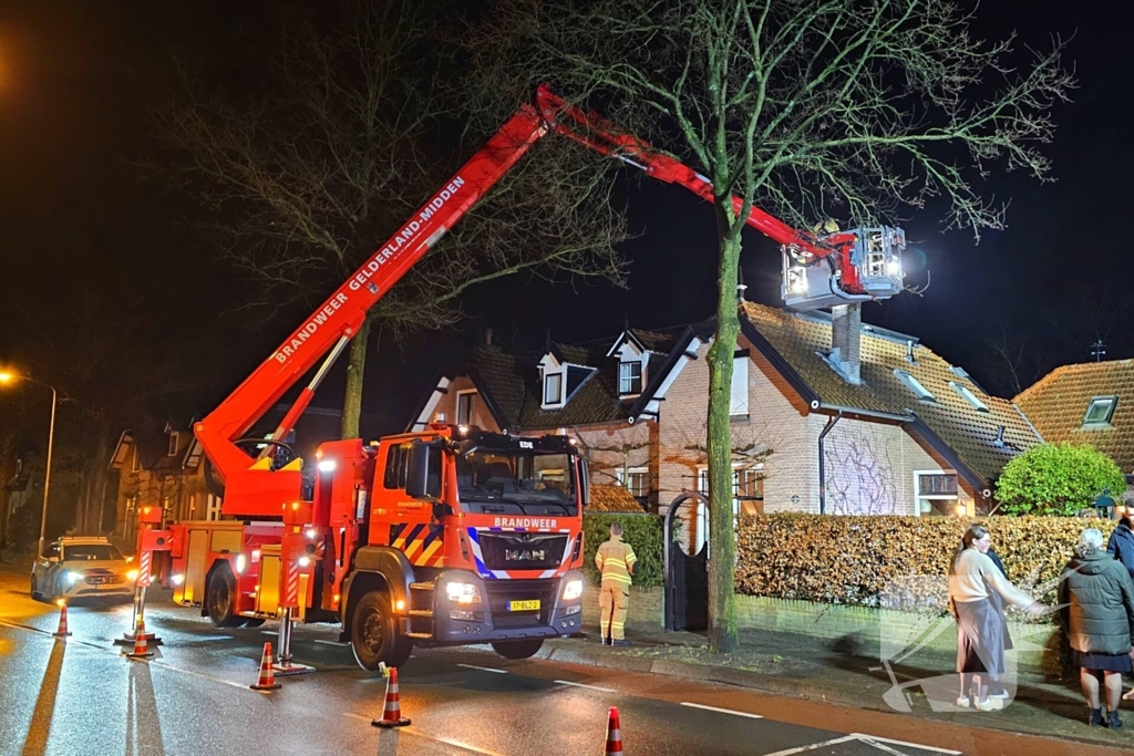 Brandweer blust brand in schoorsteen