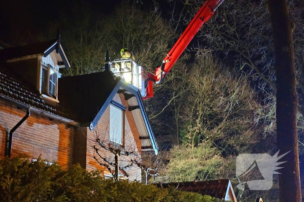 Brandweer blust brand in schoorsteen