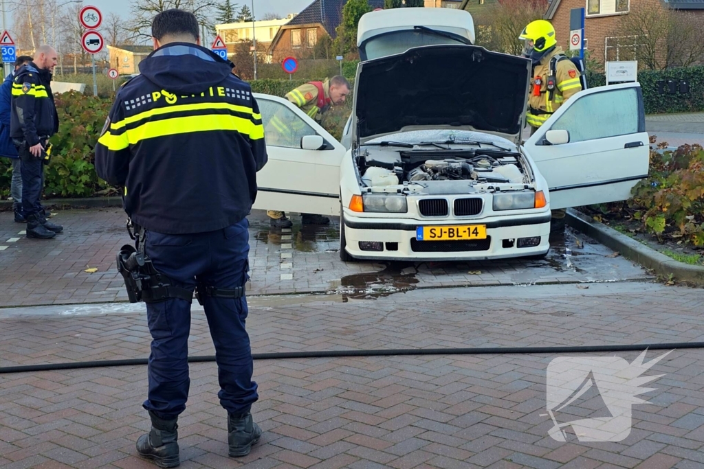 Brand in geparkeerde auto, brandweer blust