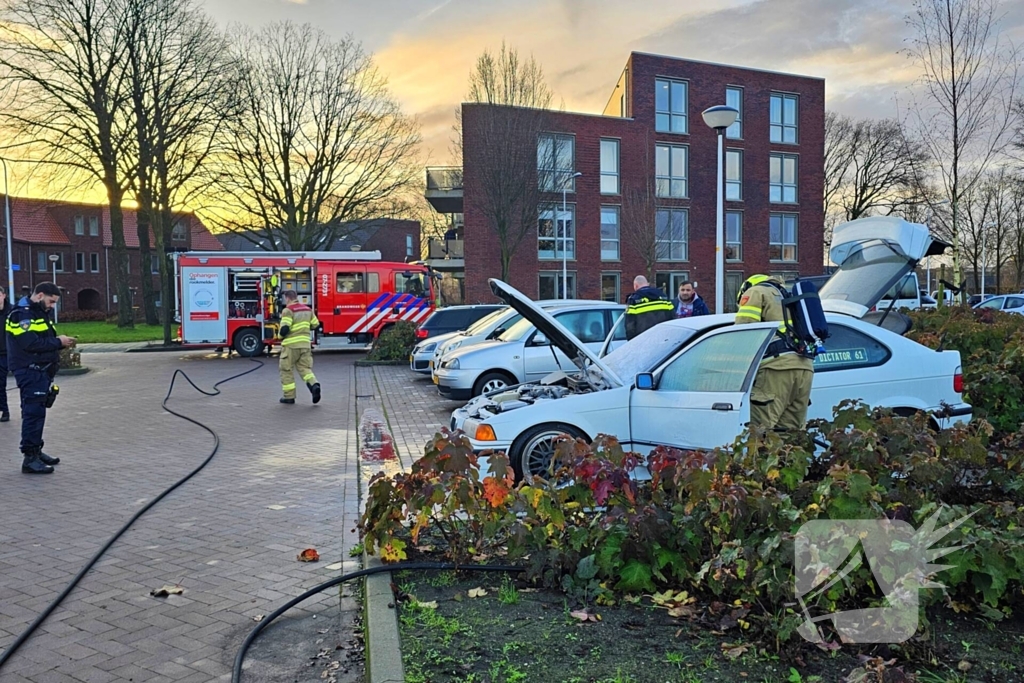 Brand in geparkeerde auto, brandweer blust