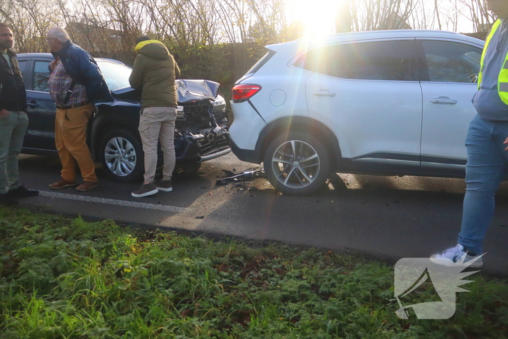 Fikse schade bij kop-staartbotsing tussen drie voertuigen