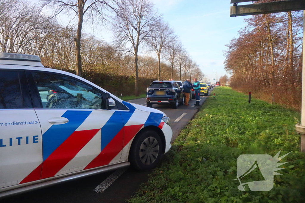 Fikse schade bij kop-staartbotsing tussen drie voertuigen