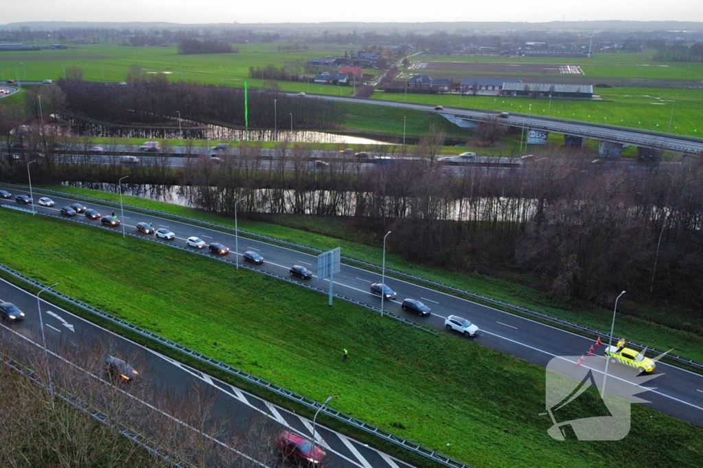 Automobilist rijdt van talud snelweg af