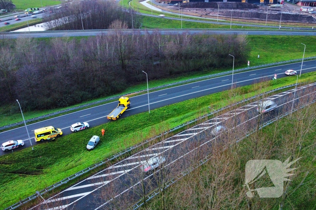 Automobilist rijdt van talud snelweg af