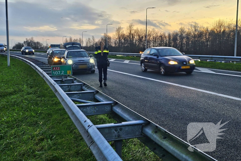 Automobilist rijdt van talud snelweg af