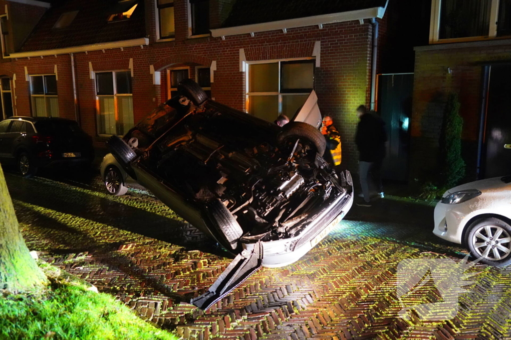 Auto belandt op de kop na ongeval