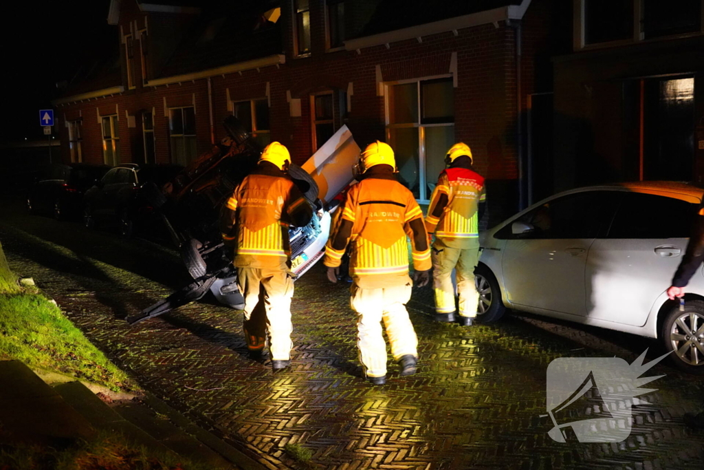 Auto belandt op de kop na ongeval