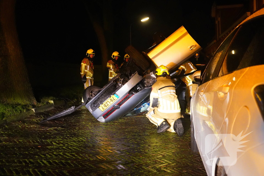 Auto belandt op de kop na ongeval