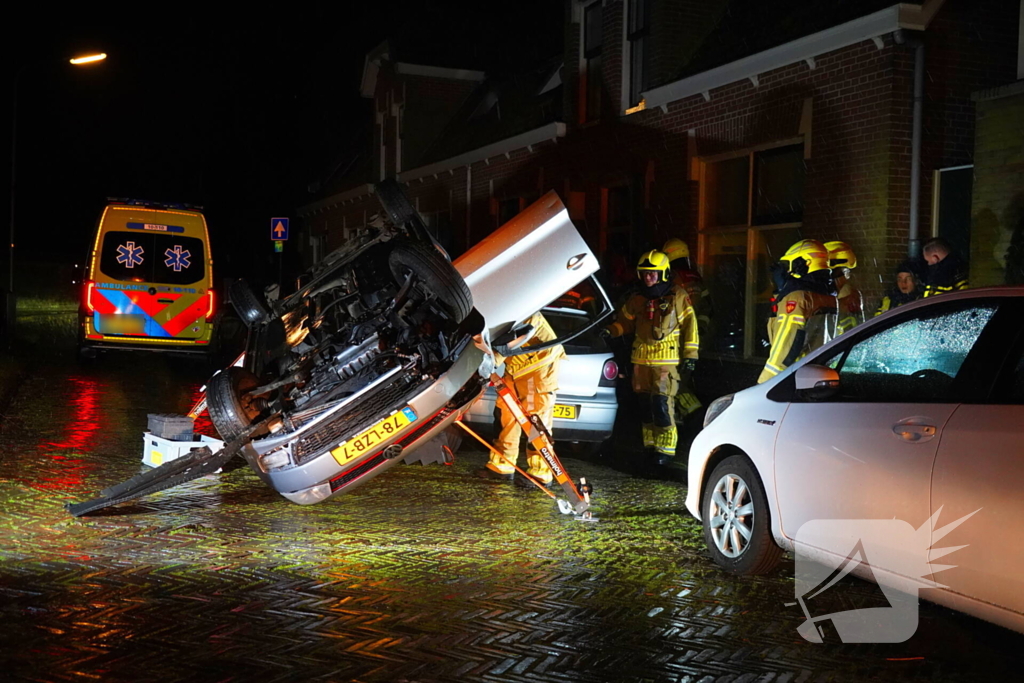 Auto belandt op de kop na ongeval