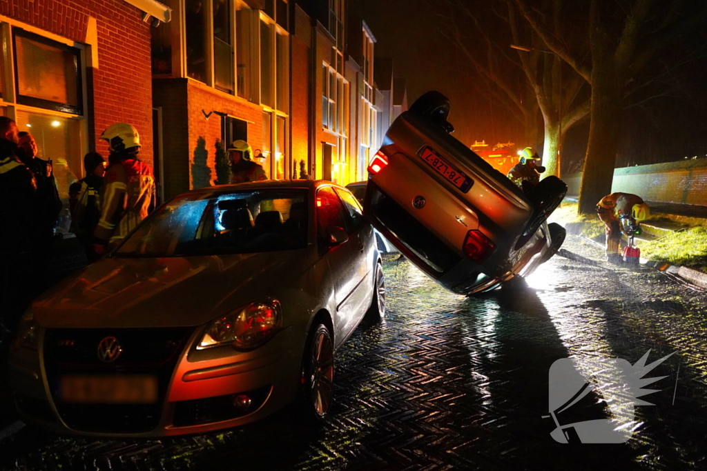 Auto belandt op de kop na ongeval