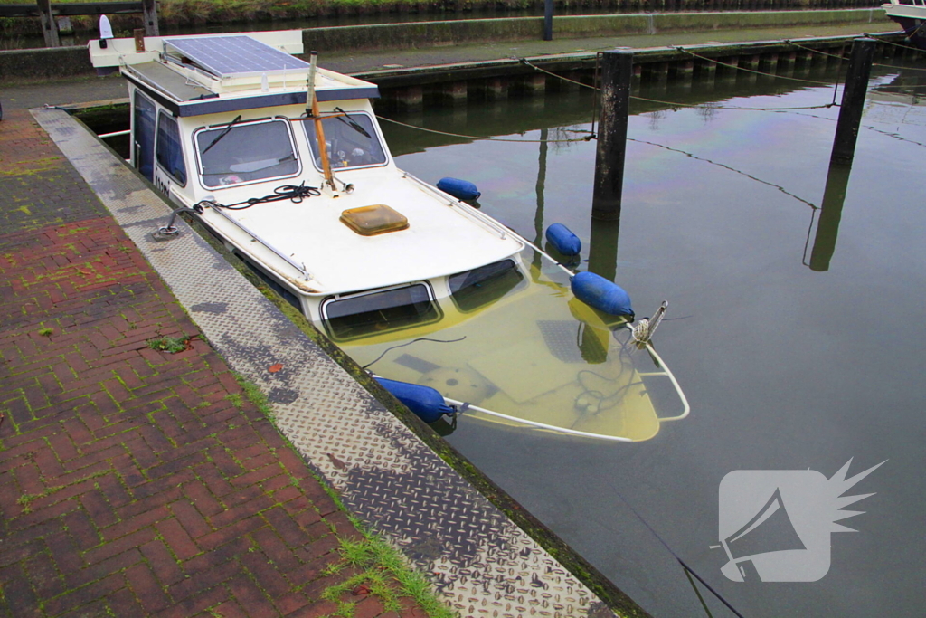 Boot verdwijnt onder water in haven, berging trekt veel bekijks