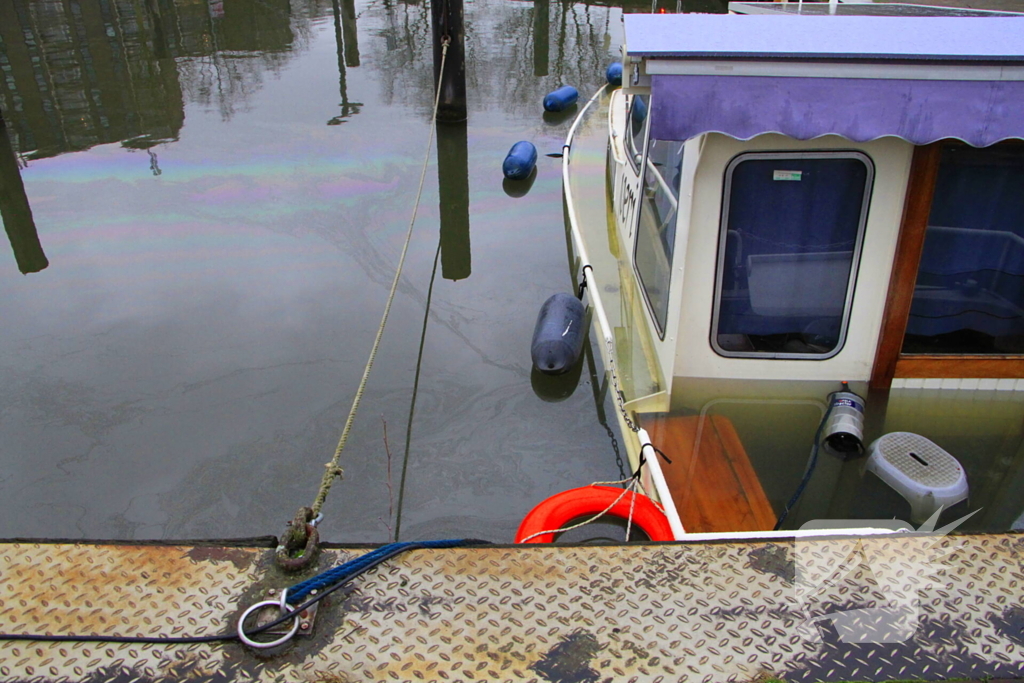 Boot verdwijnt onder water in haven, berging trekt veel bekijks