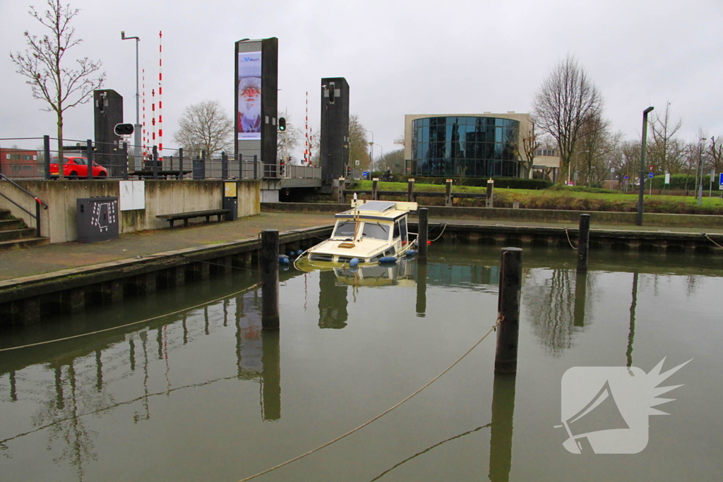 Boot verdwijnt onder water in haven, berging trekt veel bekijks