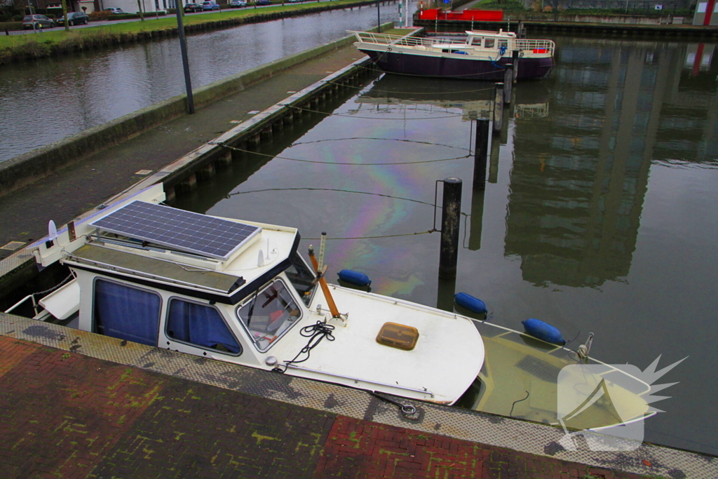 Boot verdwijnt onder water in haven, berging trekt veel bekijks