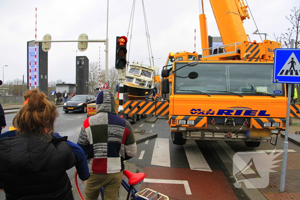 Boot verdwijnt onder water in haven, berging trekt veel bekijks