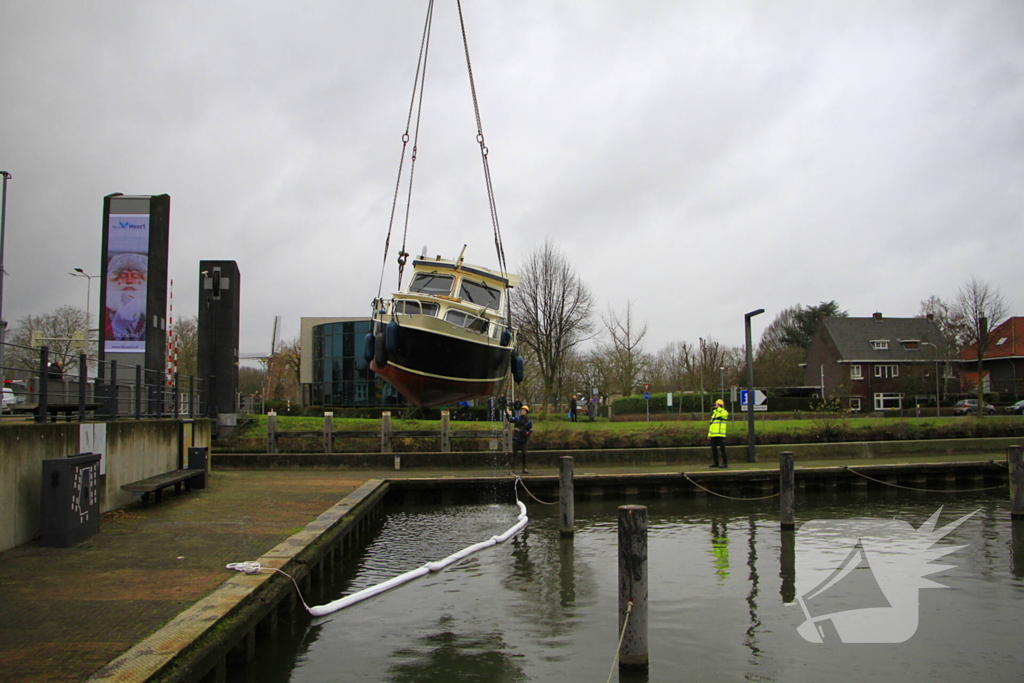 Boot verdwijnt onder water in haven, berging trekt veel bekijks