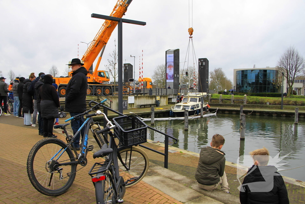 Boot verdwijnt onder water in haven, berging trekt veel bekijks