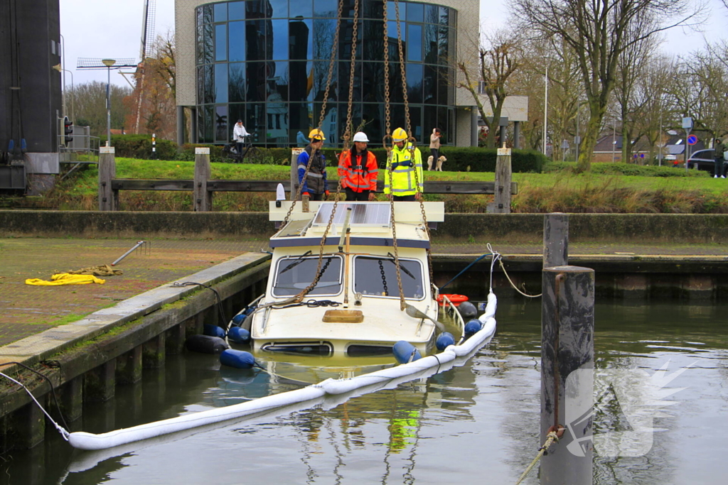 Boot verdwijnt onder water in haven, berging trekt veel bekijks