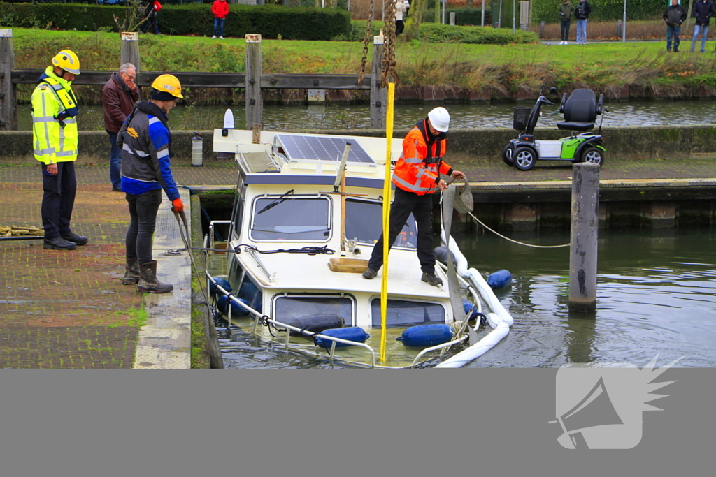 Boot verdwijnt onder water in haven, berging trekt veel bekijks