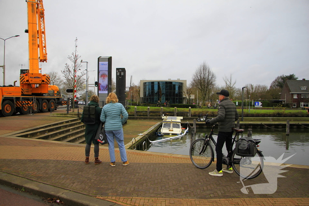 Boot verdwijnt onder water in haven, berging trekt veel bekijks