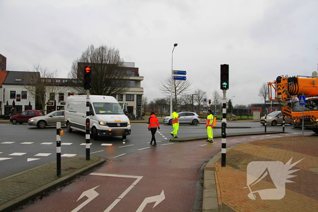 Boot verdwijnt onder water in haven, berging trekt veel bekijks