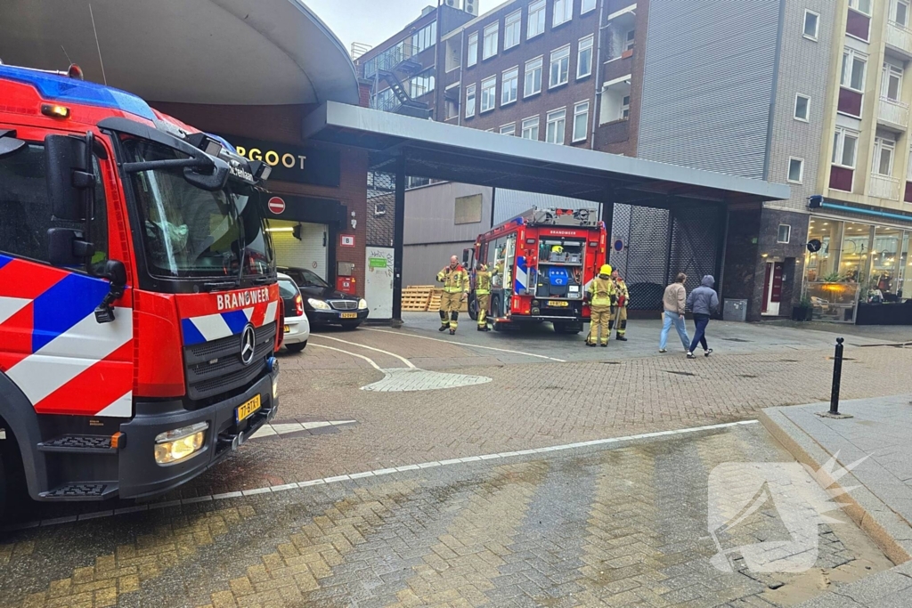 Brandweer groots ingezet voor mogelijke brand in parkeergarage