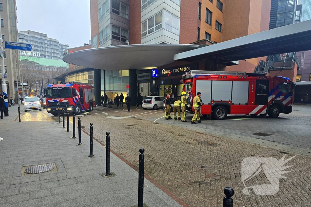 Brandweer groots ingezet voor mogelijke brand in parkeergarage