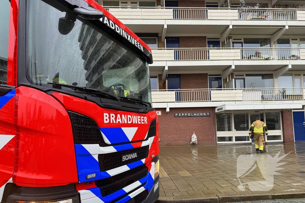 Wateroverlast in flatgebouw, brandweer zet waterstofzuigers in