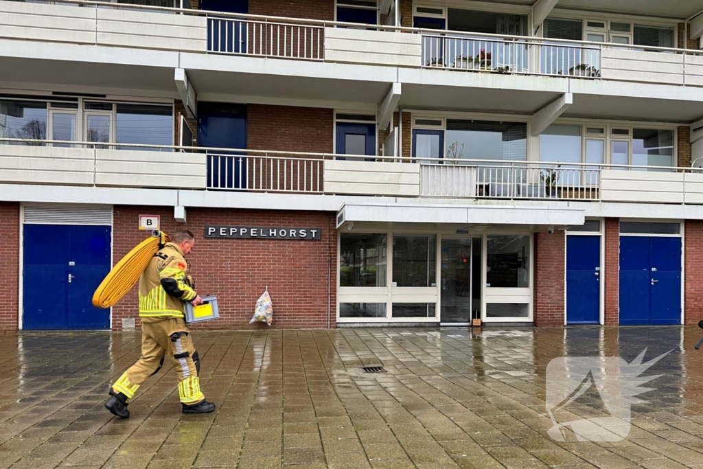 Wateroverlast in flatgebouw, brandweer zet waterstofzuigers in