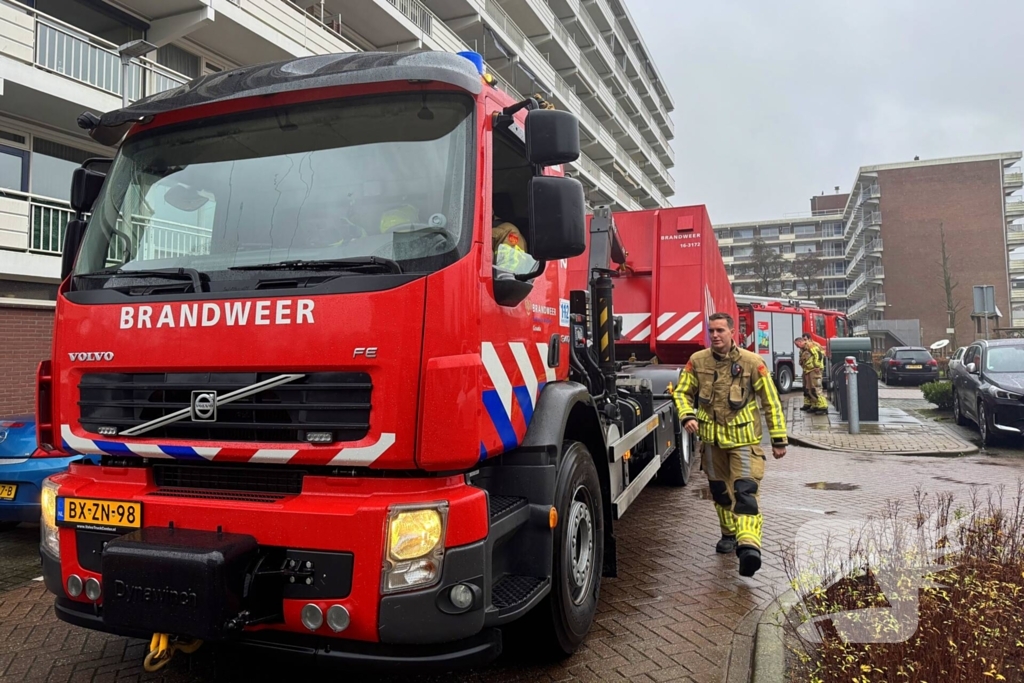 Wateroverlast in flatgebouw, brandweer zet waterstofzuigers in