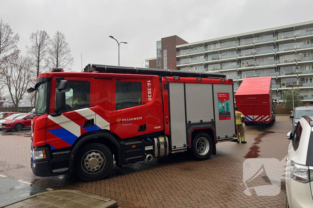 Wateroverlast in flatgebouw, brandweer zet waterstofzuigers in