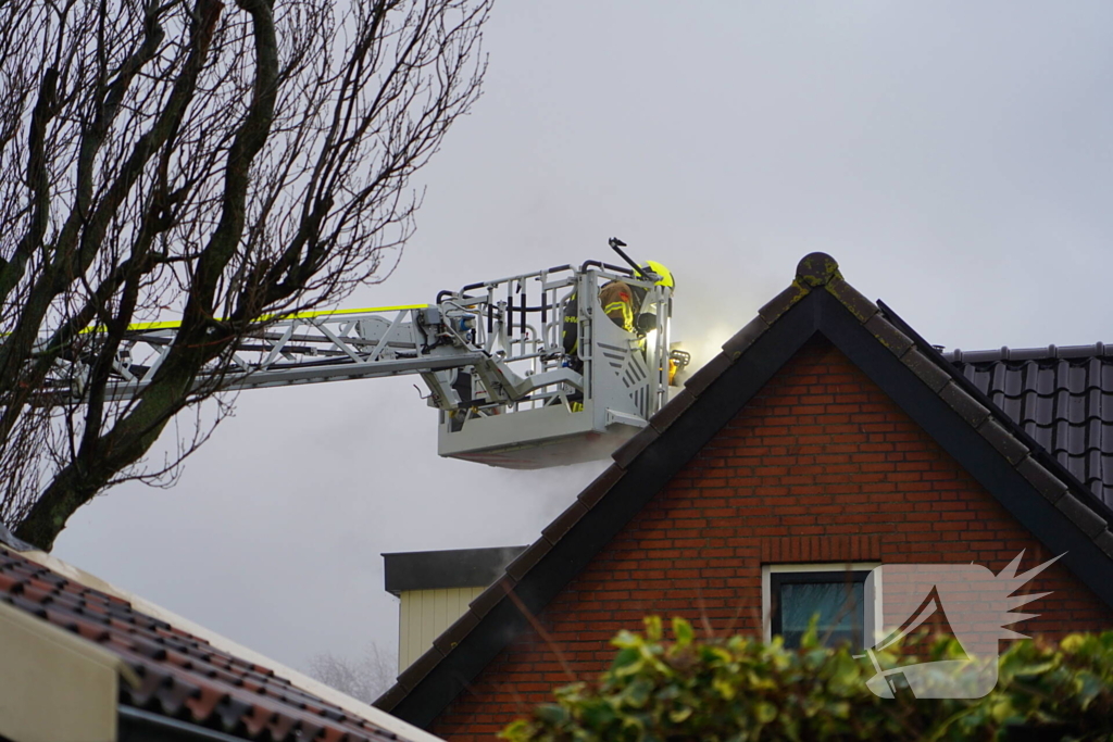 Veel rook bij brand in dak van woning