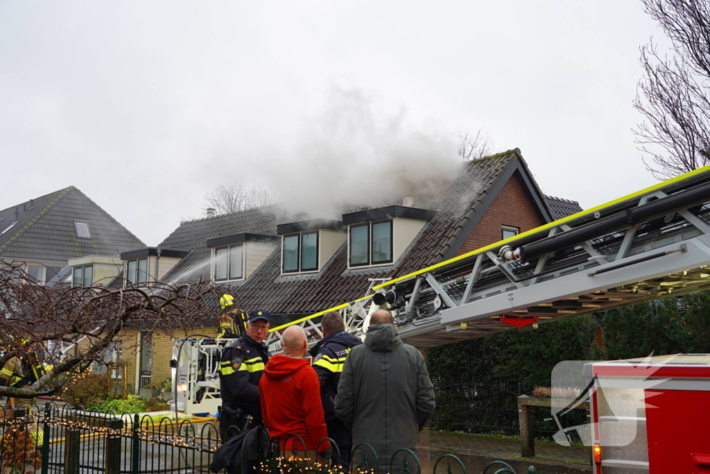 Veel rook bij brand in dak van woning